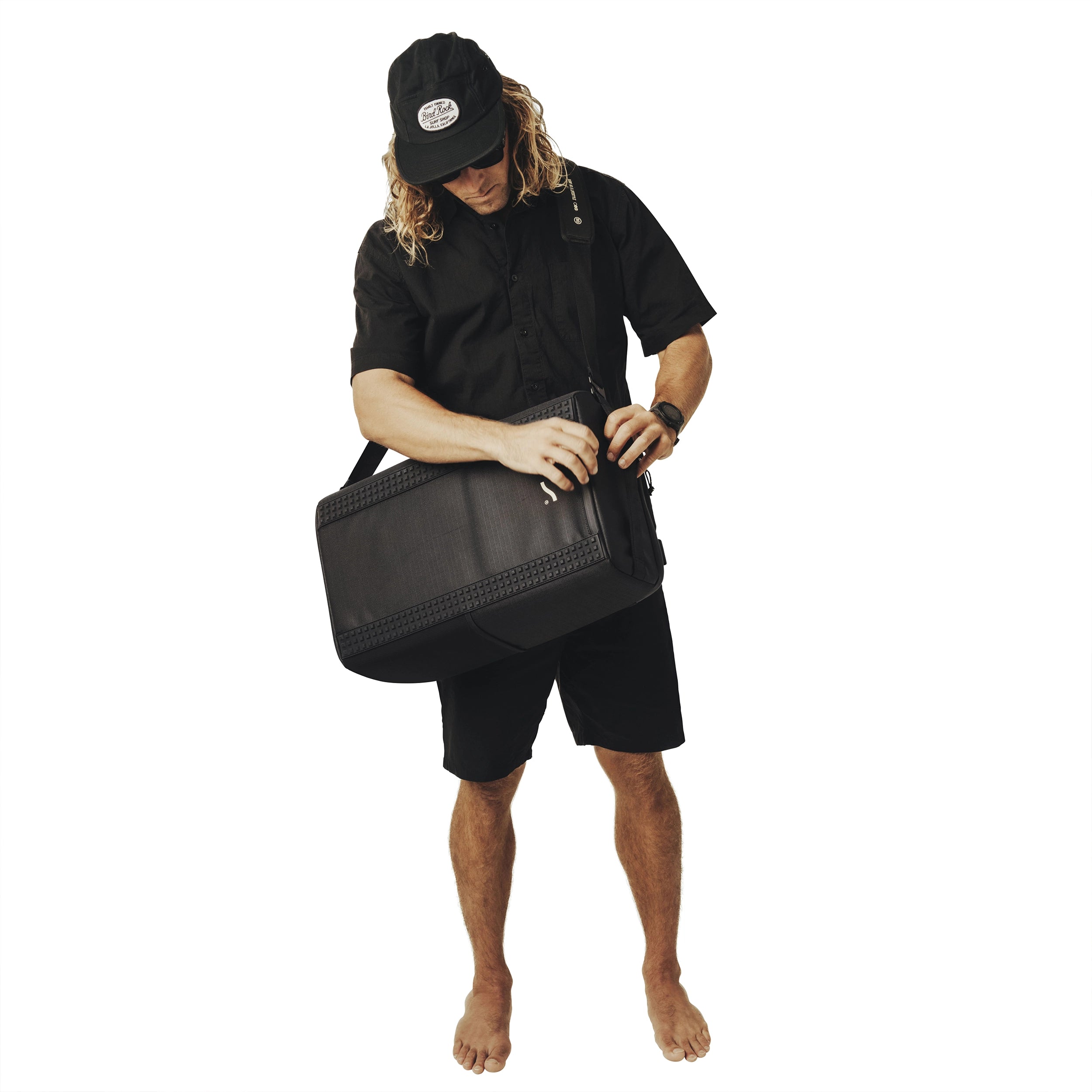 Man carrying the SAAL Surfpack by its top handle